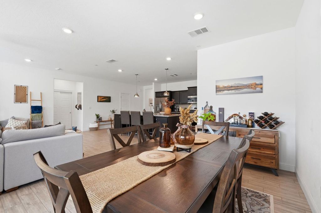 Image 23 of property listing at 2587 W Heather Lane, Hanford, CA 93230