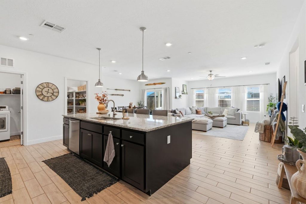 Image 24 of property listing at 2587 W Heather Lane, Hanford, CA 93230