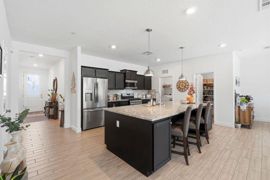 Image 25 of property listing at 2587 W Heather Lane, Hanford, CA 93230