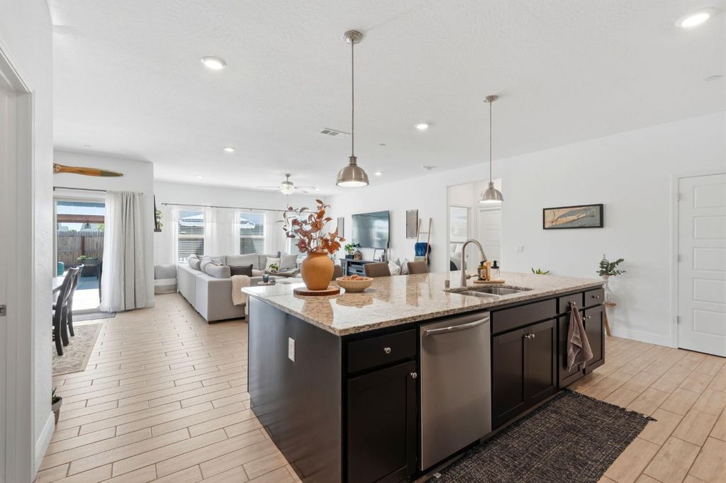 Image 27 of property listing at 2587 W Heather Lane, Hanford, CA 93230