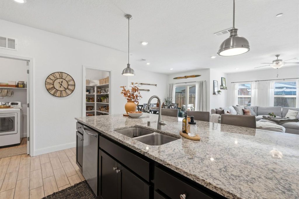 Image 29 of property listing at 2587 W Heather Lane, Hanford, CA 93230