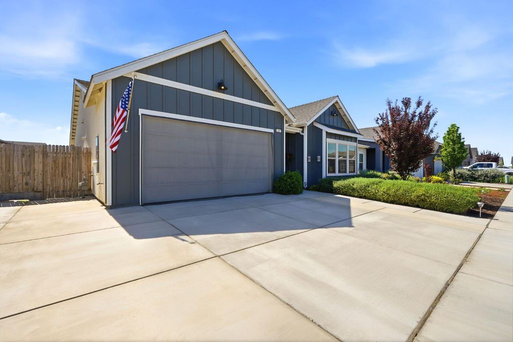 Image 3 of property listing at 2587 W Heather Lane, Hanford, CA 93230