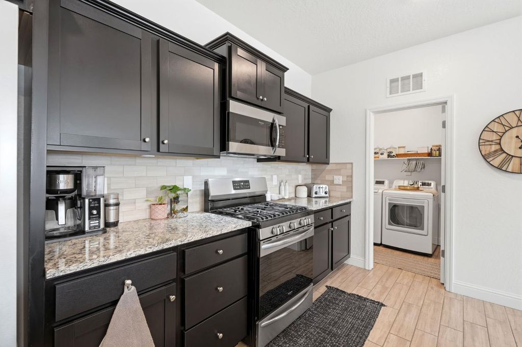 Image 30 of property listing at 2587 W Heather Lane, Hanford, CA 93230