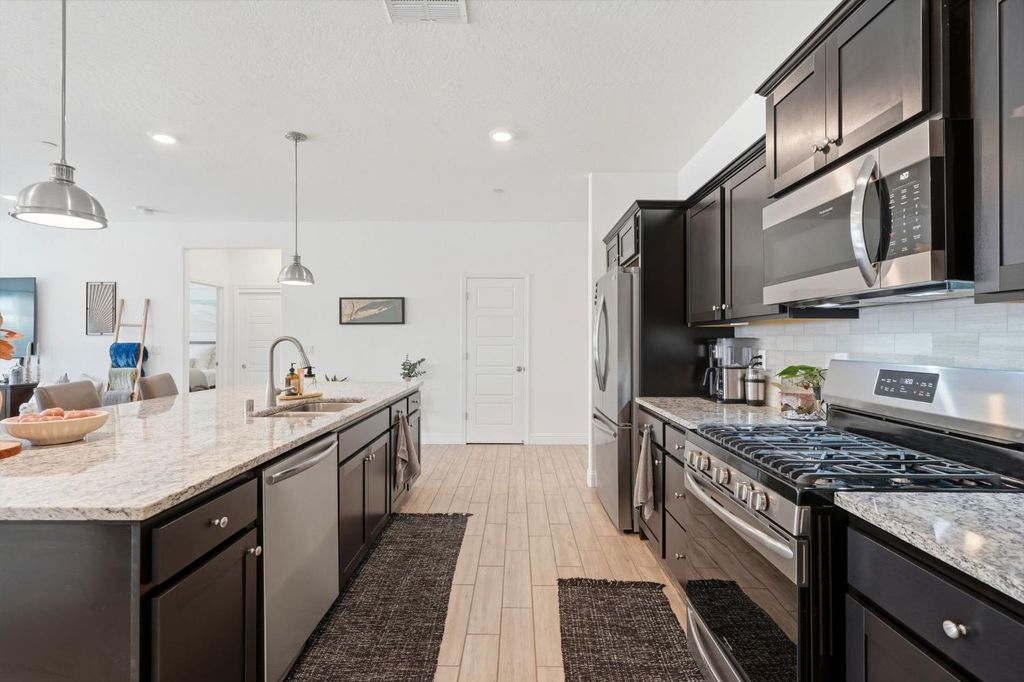 Image 32 of property listing at 2587 W Heather Lane, Hanford, CA 93230