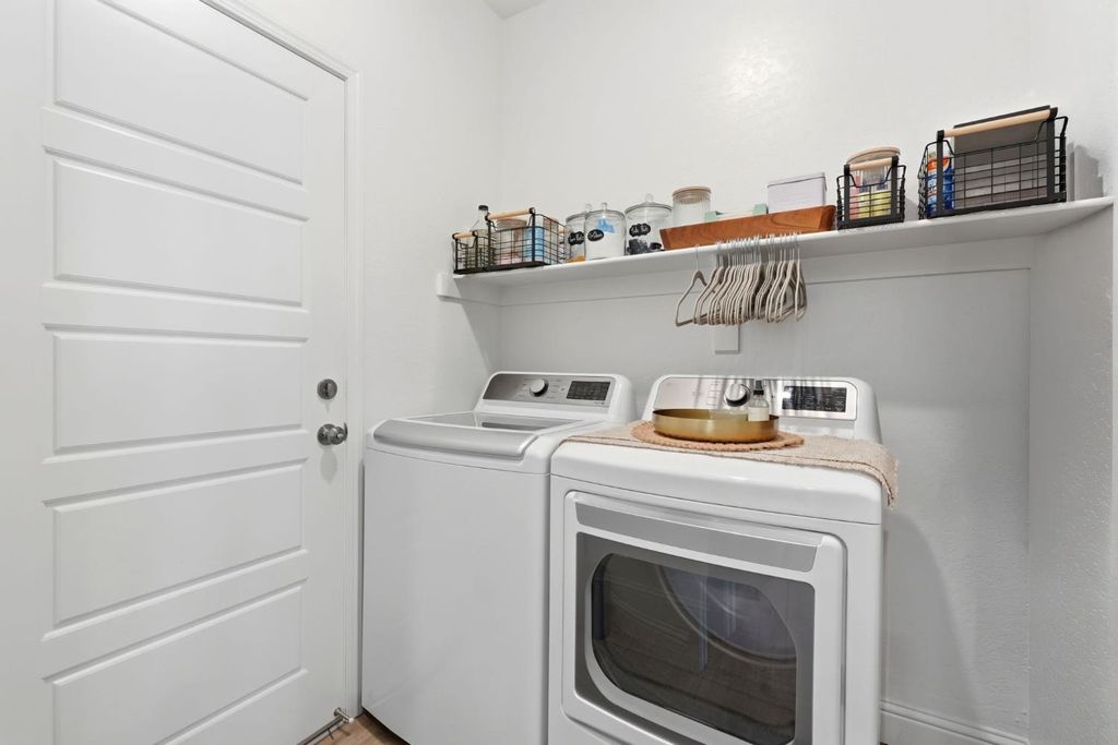 Image 33 of property listing at 2587 W Heather Lane, Hanford, CA 93230