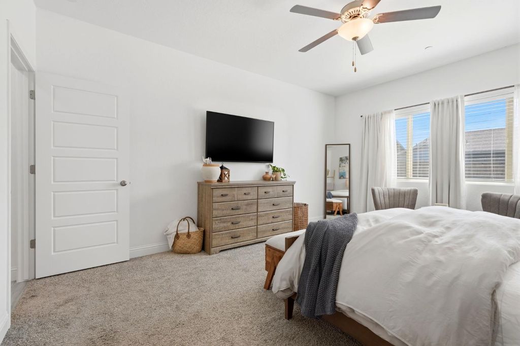 Image 37 of property listing at 2587 W Heather Lane, Hanford, CA 93230