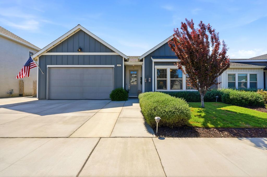 Image 4 of property listing at 2587 W Heather Lane, Hanford, CA 93230