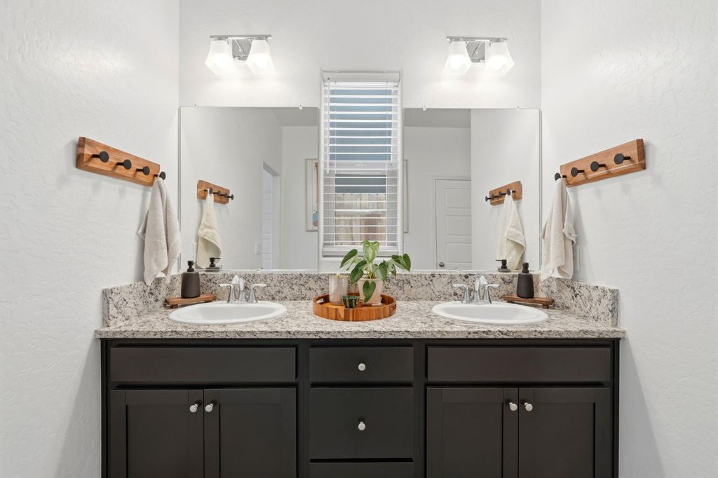 Image 40 of property listing at 2587 W Heather Lane, Hanford, CA 93230