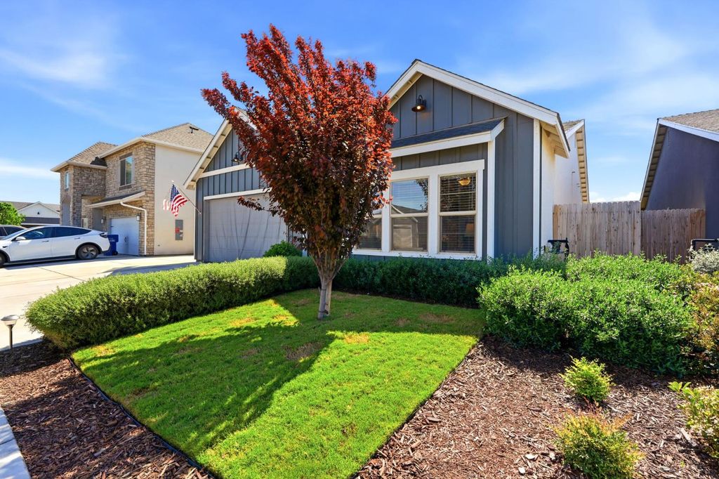 Image 5 of property listing at 2587 W Heather Lane, Hanford, CA 93230