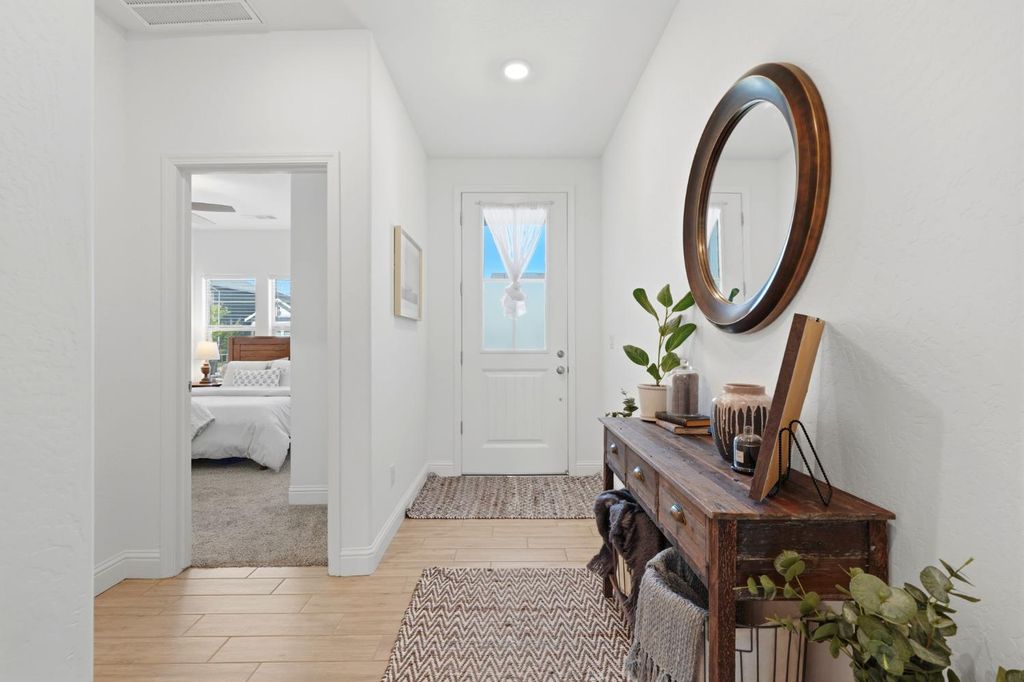 Image 9 of property listing at 2587 W Heather Lane, Hanford, CA 93230