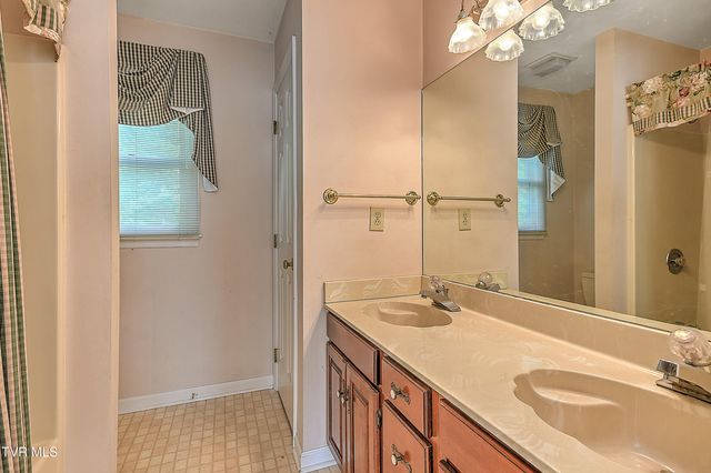 332 Chesterfield Drive, Kingsport, TN 37663