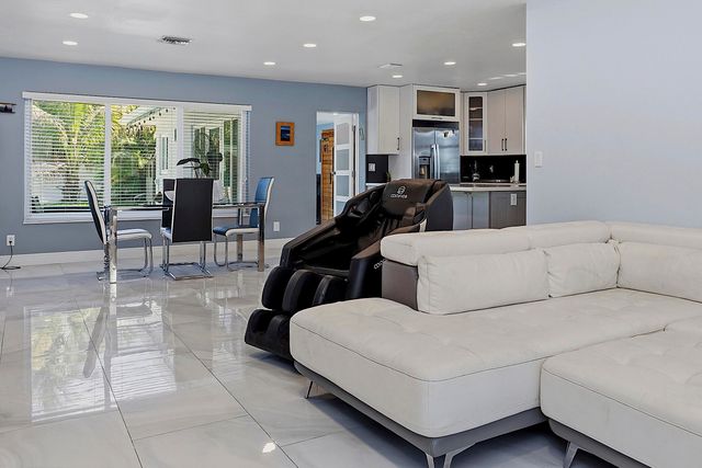 1580 NE 34th Street, Oakland Park, FL 33334