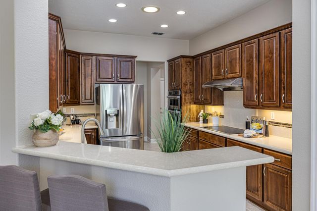 955 Yosemite Ln, Lincoln, CA 95648