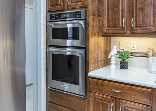 955 Yosemite Ln, Lincoln, CA 95648