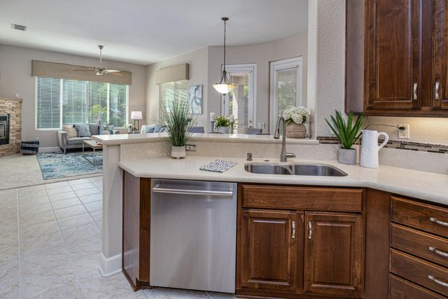 955 Yosemite Ln, Lincoln, CA 95648