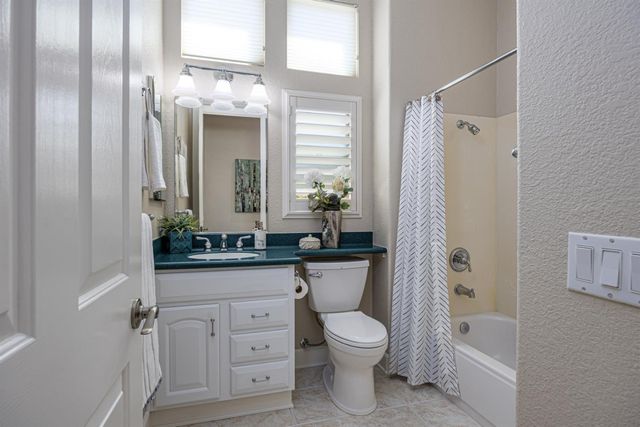 955 Yosemite Ln, Lincoln, CA 95648
