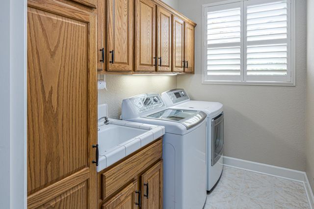 955 Yosemite Ln, Lincoln, CA 95648