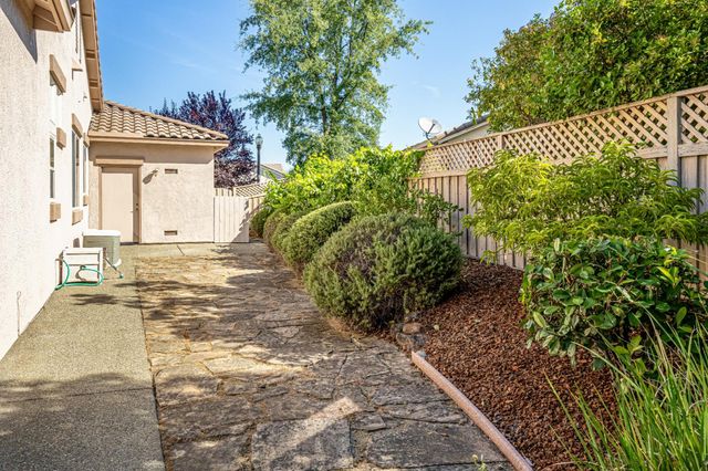 955 Yosemite Ln, Lincoln, CA 95648