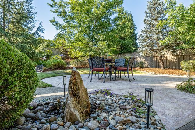 955 Yosemite Ln, Lincoln, CA 95648