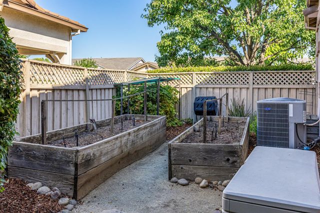955 Yosemite Ln, Lincoln, CA 95648