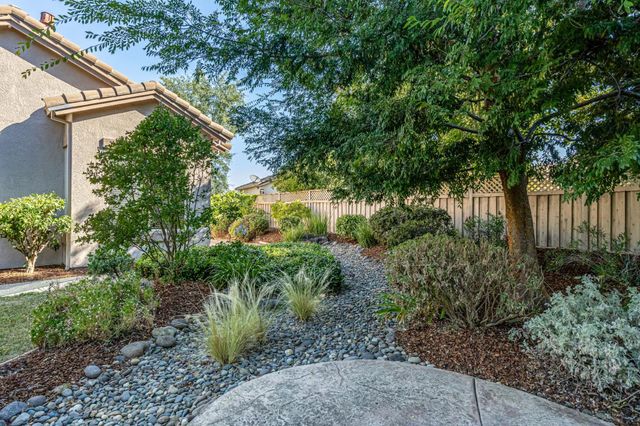 955 Yosemite Ln, Lincoln, CA 95648
