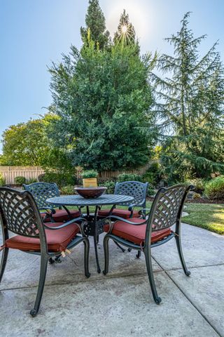 955 Yosemite Ln, Lincoln, CA 95648