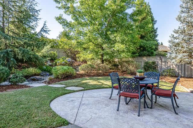 955 Yosemite Ln, Lincoln, CA 95648