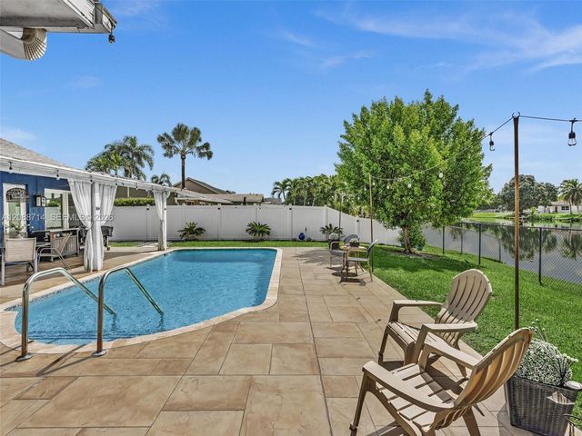 8500 NW 7th Street, Pembroke Pines, FL 33024