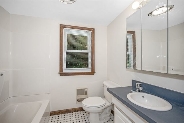 40 Sherburne Ave, Tyngsborough, MA 01879