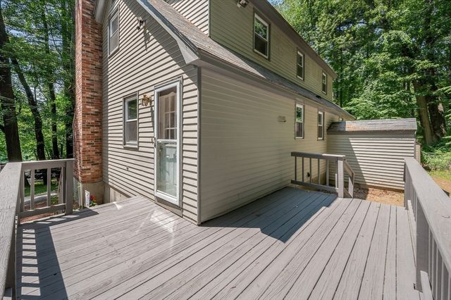 40 Sherburne Ave, Tyngsborough, MA 01879