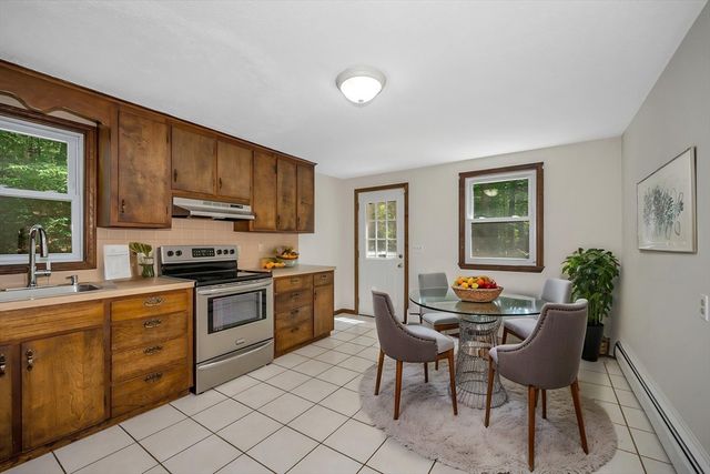 40 Sherburne Ave, Tyngsborough, MA 01879