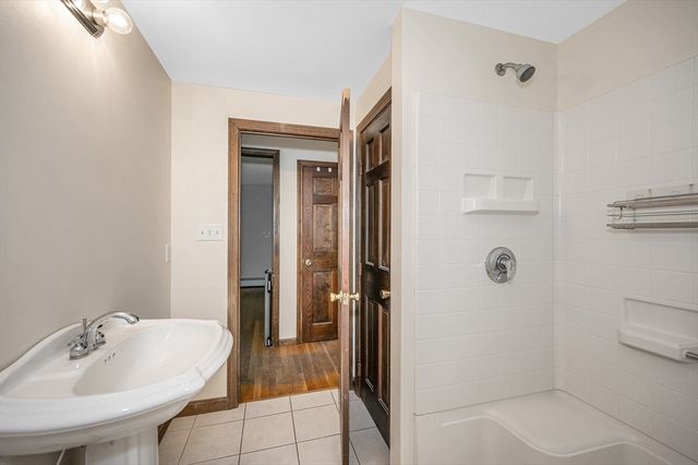40 Sherburne Ave, Tyngsborough, MA 01879