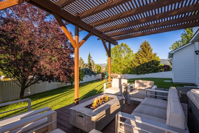 17405 E Morningside Ln, Greenacres, WA 99016