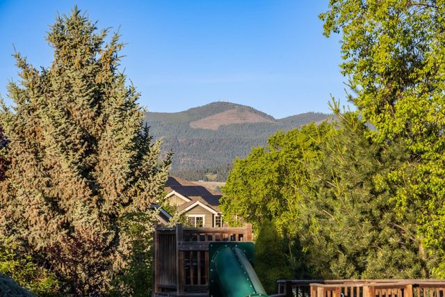 17405 E Morningside Ln, Greenacres, WA 99016