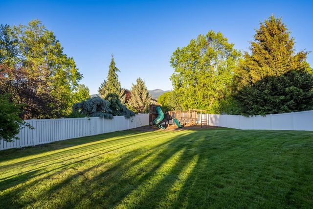 17405 E Morningside Ln, Greenacres, WA 99016