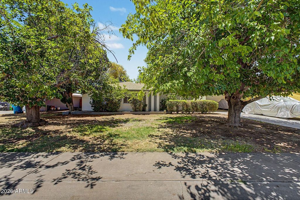 2210 W MEADOW Drive, Phoenix, AZ 85023 — exterior
