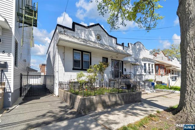 452 11th Street, Newark, NJ 07107