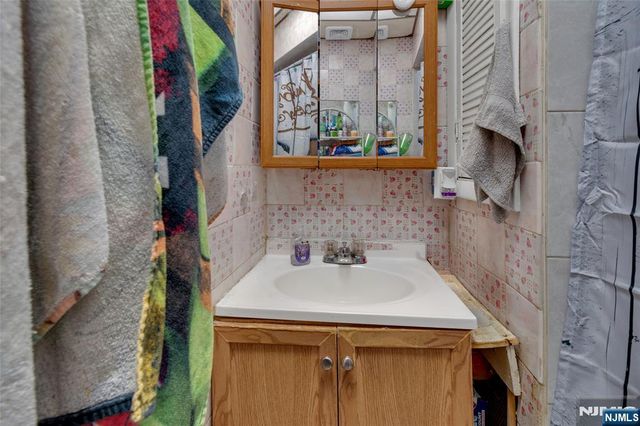 452 11th Street, Newark, NJ 07107