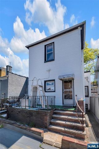 452 11th Street, Newark, NJ 07107