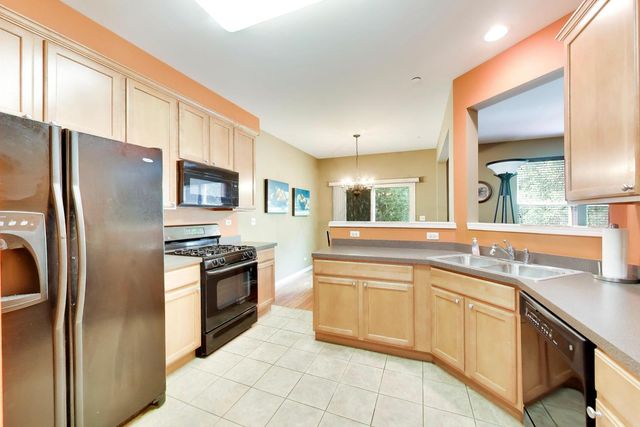 923 Kings Canyon Drive, Streamwood, IL 60107