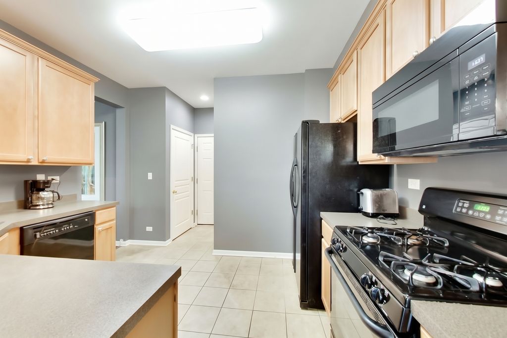 923 Kings Canyon Drive, Streamwood, IL 60107 — photo 4