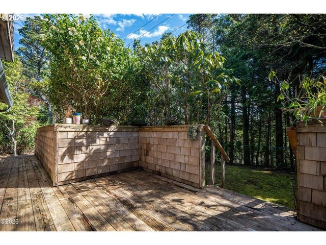 5460 PALISADES Dr, Lincoln City, OR 97367