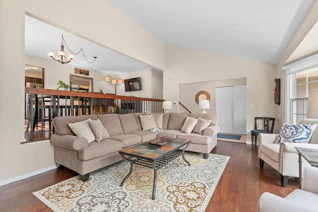 1211 Parliament Court, Libertyville, IL 60048