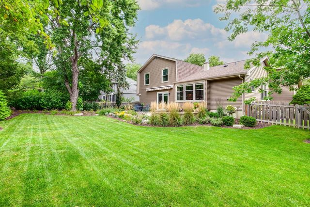 1211 Parliament Court, Libertyville, IL 60048
