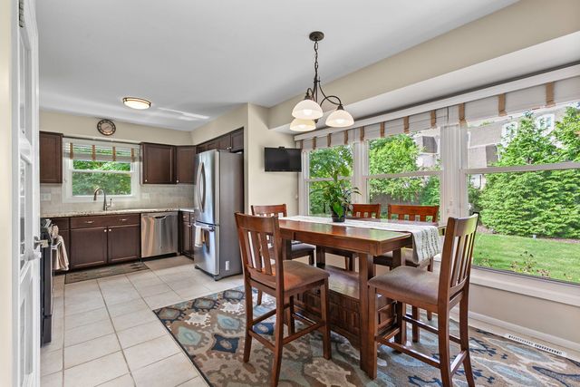 1211 Parliament Court, Libertyville, IL 60048