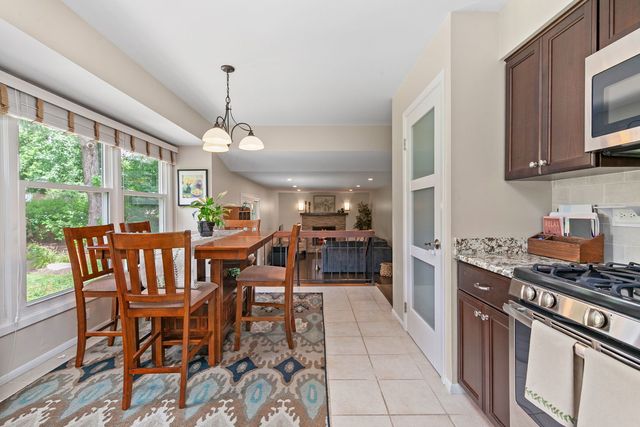 1211 Parliament Court, Libertyville, IL 60048