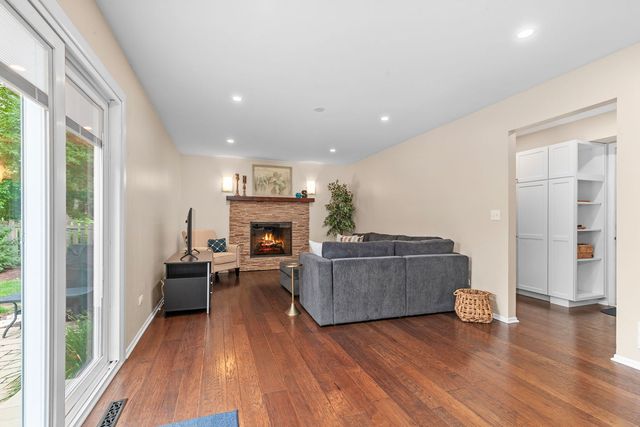 1211 Parliament Court, Libertyville, IL 60048