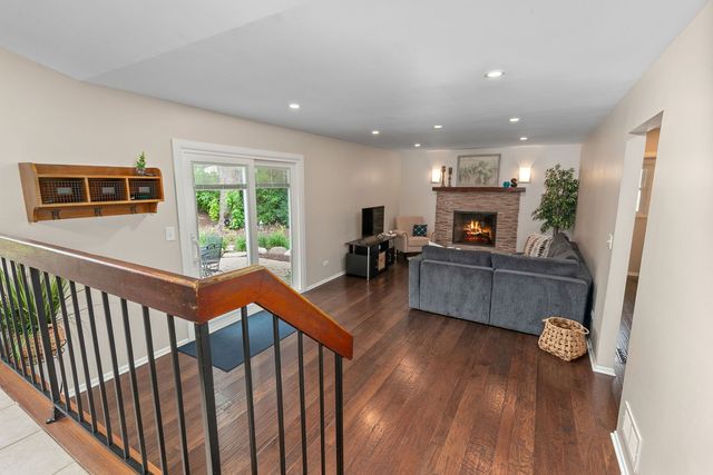 1211 Parliament Court, Libertyville, IL 60048