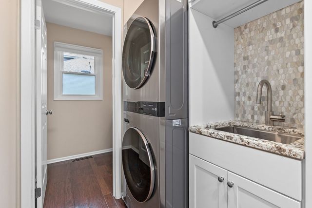 1211 Parliament Court, Libertyville, IL 60048