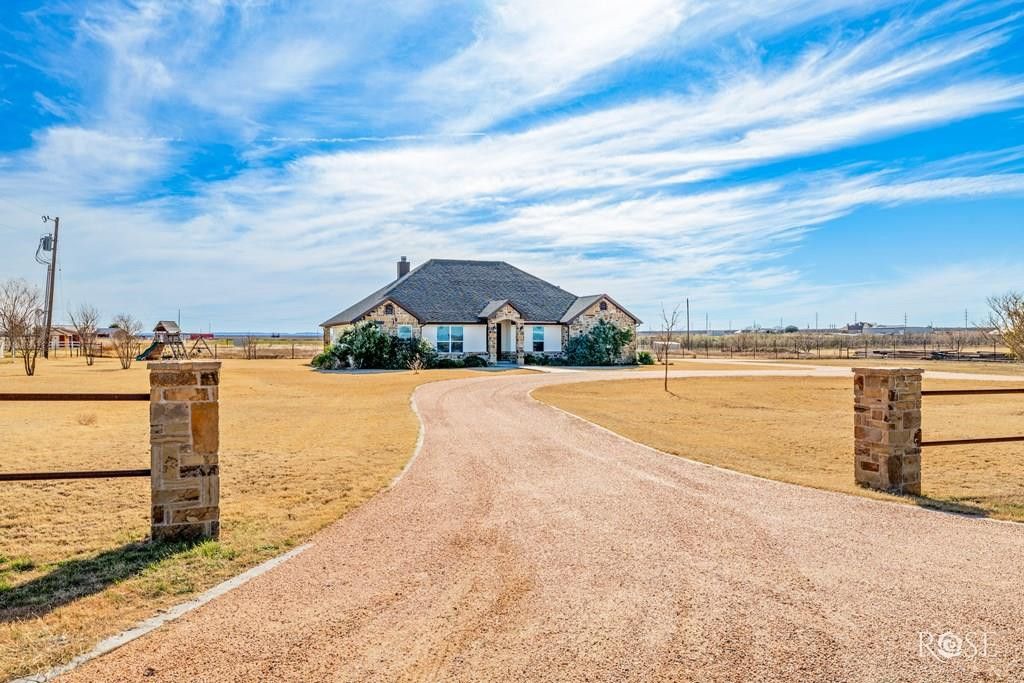 Image 1 of property listing at 705 W Ratliff Road, San Angelo, TX 76904
